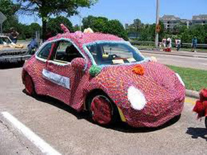 yarn_bomb_pink_car
