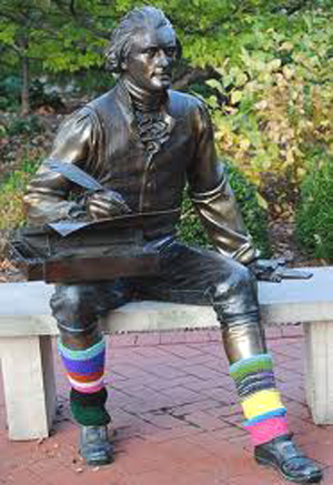 yarn_bomb_statue_with_sox